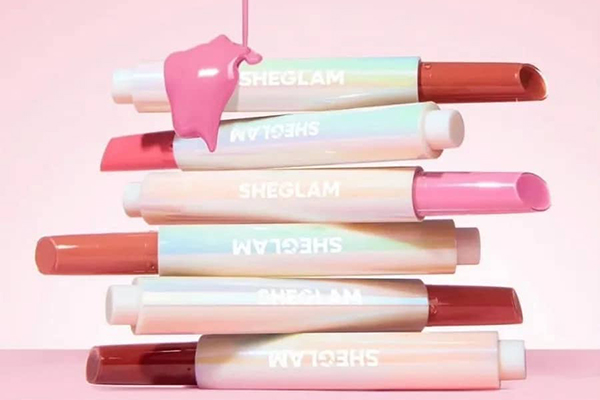 رژ لب استیکی حجم دهنده و براق کننده شیگلم